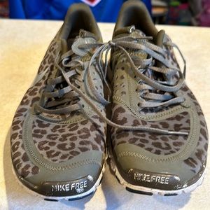 RARE🔥 Nike WMNS Free 5.0 V4 Leopard Sneakers Camo Sz 10.5 511281-200 Olive